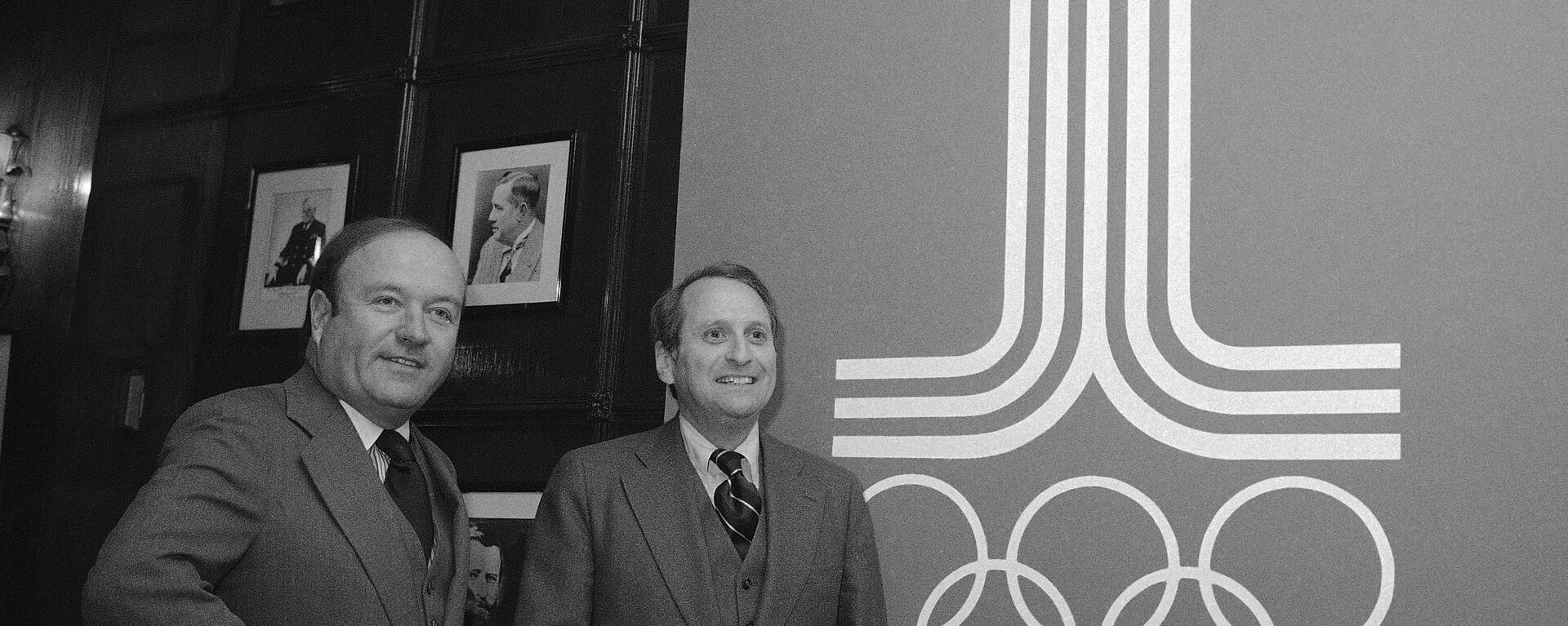 Герберт Шлоссер (справа) и Роберт Ховард позируют на фоне эмблемы Олимпиады-80 - Sputnik Латвия, 1920, 22.07.2020