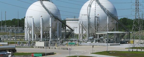 Шаровые резервуары на окраине Хьюстона, штат Техас. Шаровые резервуары на окраине Хьюстона, штат Техас. - Sputnik Latvija