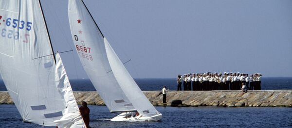 Оркестр встречает яхты после соревнований. Торжественное закрытие парусной регаты. XXII летние Олимпийские игры - Sputnik Латвия