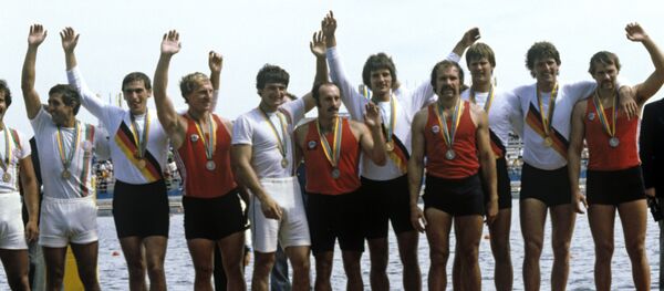 Победители в академической гребле на четвертке парной, среди мужчин: Олимпийский чемпион экипаж ГДР, серебряный призер экипаж СССР, бронзовый призер экипаж НРБ. Московский гребной канал в Крылатском. XXII Летние Олимпийские игры в Москве - Sputnik Латвия