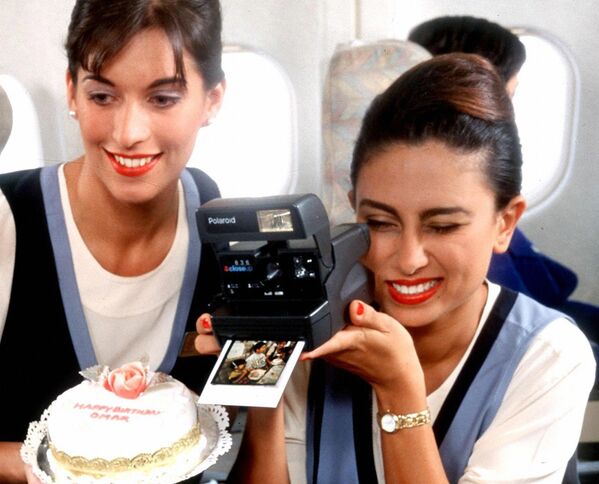 Бортпроводницы авиакомпании United Arab Emirates во время празднования дня рождения ребенка на борту самолета, 1997 год  - Sputnik Латвия