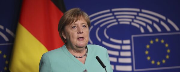 Канцлер Германии Ангела Меркель выступает в Европарламенте в Брюсселе Канцлер Германии Ангела Меркель выступает в Европарламенте в Брюсселе - Sputnik Latvija