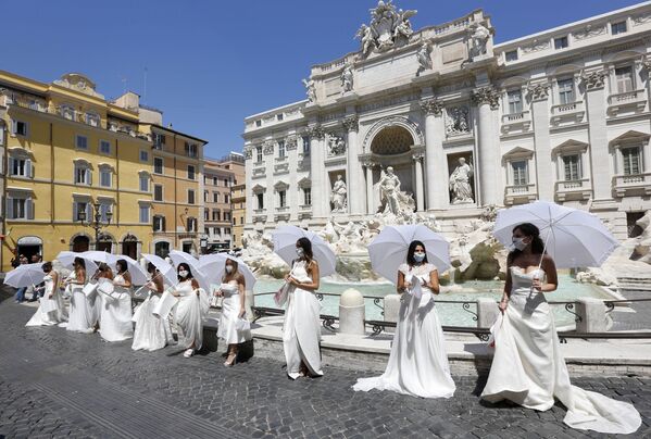 Акция протеста невест у фонтана Треви в Риме против откладывания свадебных церемоний из-за COVID-19 - Sputnik Латвия
