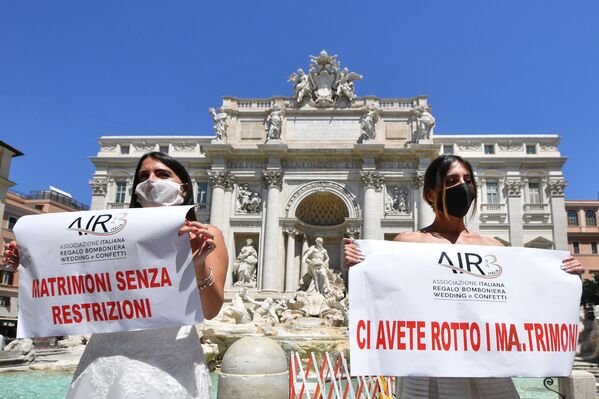 Акция протеста невест у фонтана Треви в Риме против откладывания свадебных церемоний из-за COVID-19 - Sputnik Латвия