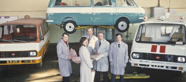 Группа ведущих специалистов-конструкторов Рижского автомобильного завода, участвовавших в создании машин для Олимпиады-80 - Sputnik Латвия