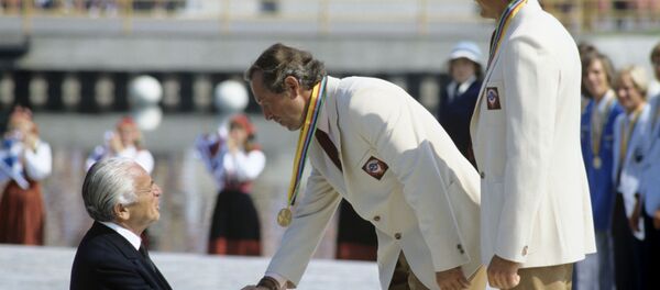 Победители парусной регаты на XXII летних Олимпийских играх в классе яхт Звездный Валентин Манкин (слева) и Александр Музыченко во время награждения на пьедестале почета Победители парусной регаты на XXII летних Олимпийских играх в классе яхт Звездный Валентин Манкин (слева) и Александр Музыченко во время награждения на пьедестале почета - Sputnik Latvija