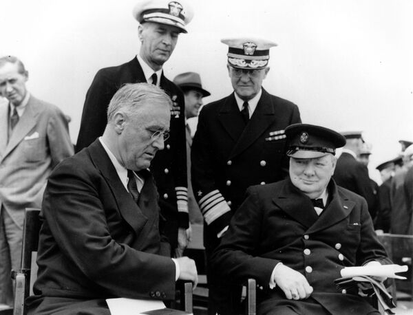 Президент США Франклин Д. Рузвельт и премьер-министр Великобритании Уинстон Черчилль на военно-морской базе Арджентия, 1941 год - Sputnik Латвия