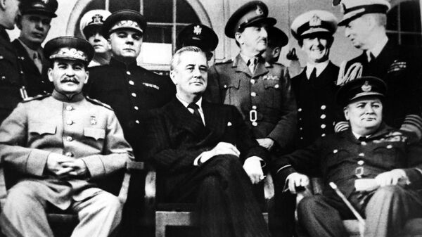 Председатель СССР Иосиф Сталин, президент США Франклин Рузвельт и премьер-министр Великобритании Уинстон Черчилль на Тегеранской конференции, 1943 год - Sputnik Latvija