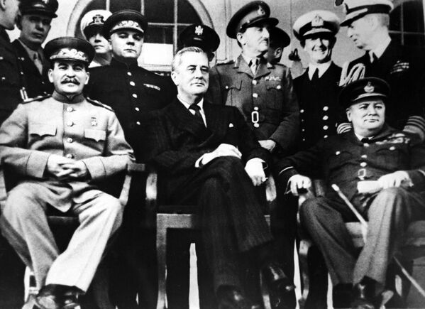 Председатель СССР Иосиф Сталин, президент США Франклин Рузвельт и премьер-министр Великобритании Уинстон Черчилль на Тегеранской конференции, 1943 год - Sputnik Латвия