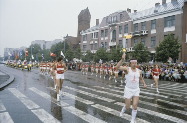 Эстафета Олимпийского огня - 1980: отбор бегунов, факел на газу и необычные решения - Sputnik Латвия