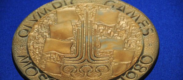 Медаль Олимпиады 1980 года на стенде выставки Москва и спорт в музее Москвы на Зубовском бульваре - Sputnik Латвия