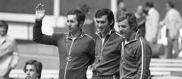 XXI летние Олимпийские игры в Монреале (17 июля - 1 августа 1976 года). Олимпийские чемпионы по фехтованию на саблях, советские спортсмены Виктор Кровопусков (золото), Владимир Назлимов (слева, серебро) и Виктор Сидяк (бронза) - Sputnik Латвия