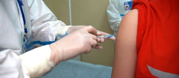 Второй компонент вакцины от COVID-19 ввели добровольцам в РФ - Sputnik Латвия