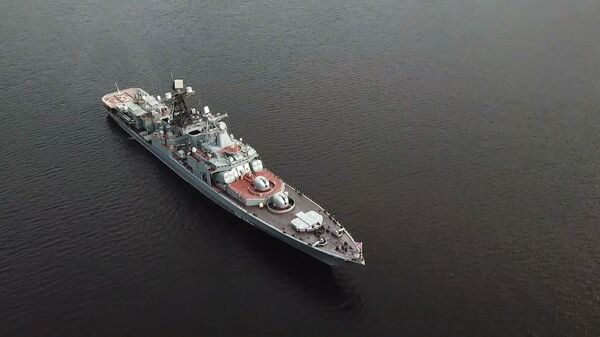На видео сняли прибытие боевых кораблей для участия в параде ВМФ России - Sputnik Латвия