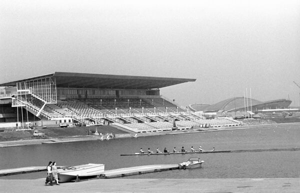 Новая еда и алкоголь, иностранцы и ярмарка билетов: чем жила Москва в дни Олимпиады-80 - Sputnik Латвия