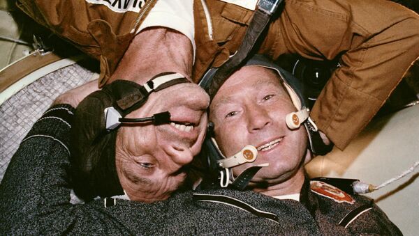Встреча советского космонавта Алексея Леонова и американского астронавта Томаса Стаффорда после стыковки Союз - Аполлон - Sputnik Латвия