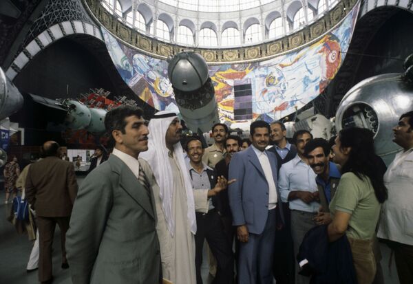 Новая еда и алкоголь, иностранцы и ярмарка билетов: чем жила Москва в дни Олимпиады-80 - Sputnik Латвия