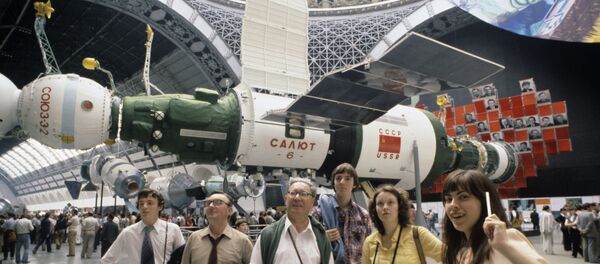 Гости XXII Олимпийских игр - туристы из Великобритании в павильоне Космос на Выставке достижений народного хозяйства СССР - Sputnik Латвия