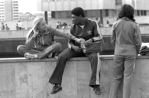 Новая еда и алкоголь, иностранцы и ярмарка билетов: чем жила Москва в дни Олимпиады-80 - Sputnik Латвия