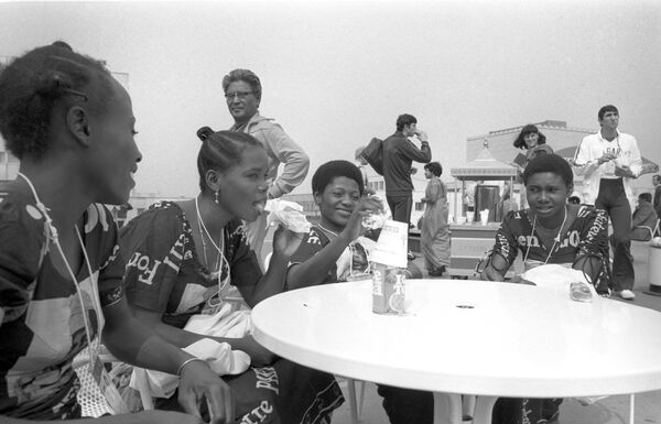 Новая еда и алкоголь, иностранцы и ярмарка билетов: чем жила Москва в дни Олимпиады-80 - Sputnik Латвия