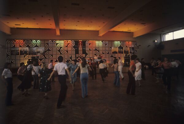 Новая еда и алкоголь, иностранцы и ярмарка билетов: чем жила Москва в дни Олимпиады-80 - Sputnik Латвия