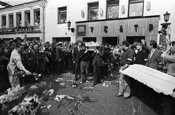 Новая еда и алкоголь, иностранцы и ярмарка билетов: чем жила Москва в дни Олимпиады-80 - Sputnik Латвия
