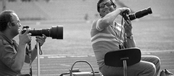 Фотокорреспонденты АПН Дмитрий Донской (слева) и Юрий Сомов освещают события Олимпиады-80. XXII летние Олимпийские игры (19 июля - 3 августа) - Sputnik Латвия