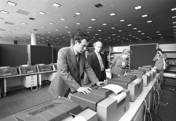 Новая техника, переговоры с судьями и алкоголь: как журналисты освещали Олимпиаду-80 - Sputnik Латвия