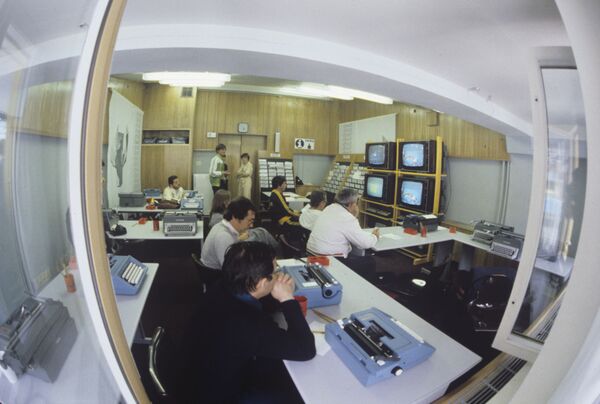 Новая техника, переговоры с судьями и алкоголь: как журналисты освещали Олимпиаду-80 - Sputnik Латвия