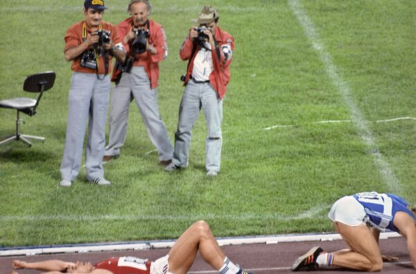 Новая техника, переговоры с судьями и алкоголь: как журналисты освещали Олимпиаду-80 - Sputnik Латвия