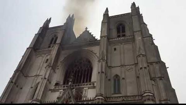 Пожар в кафедральном соборе XV века во Франции - Sputnik Латвия
