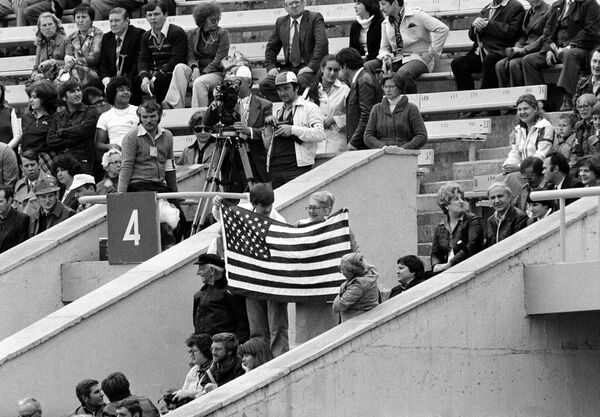Skatītāji ar ASV karogu Olimpisko spēļu svinīgajā atklāšanas ceremonijā Maskavā - Sputnik Latvija