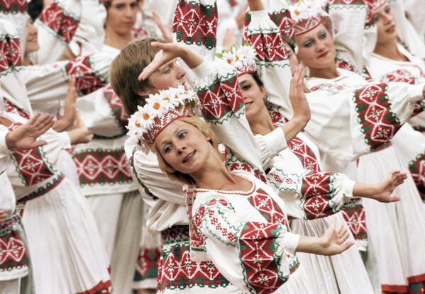 Deju svīta Tautu draudzība XXII Olimpisko spēļu svinīgajā atklāšanas ceremonijā Maskavā - Sputnik Latvija