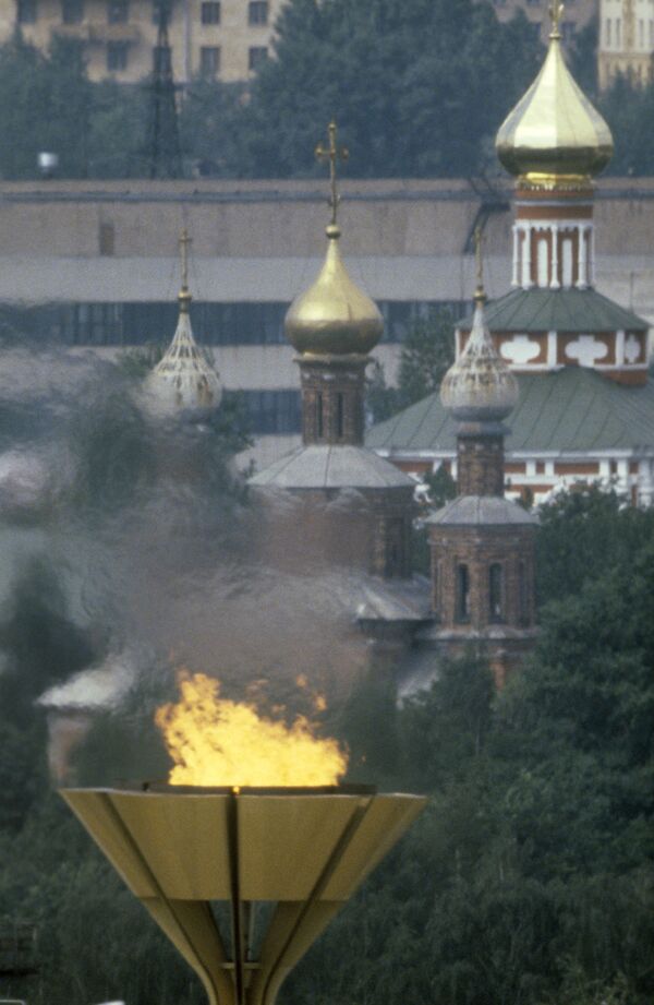 XXII Olimpiskās spēles. Olimpiskā uguns Maskavā. Tā tika aizdedzināta 1980. gada 19. jūnijā Olimpijā Hēras tempļa drupu pakājē un nogādāta Maskavā - Sputnik Latvija