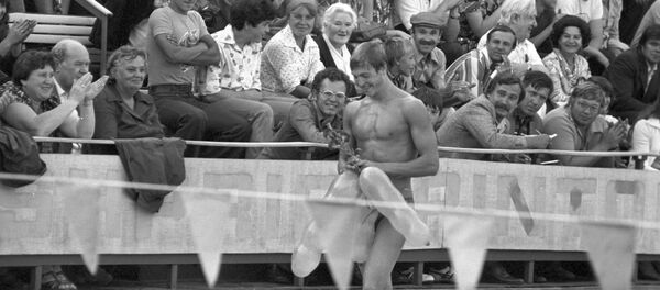 Советский пловец, 19-летний студент из Ленинграда, рекордсмен мира по плаванию вольным стилем Владимир Валерьевич Сальников после соревнований. Товарищеская встреча по плаванию между между мужскими сборными командами СССР и Канады во Дворце водного спорта. - Sputnik Латвия