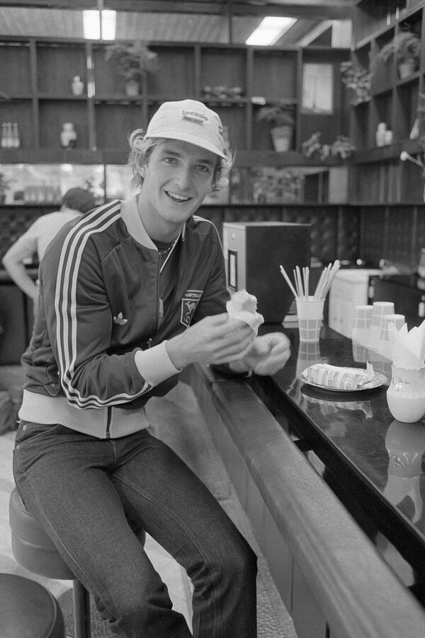 Вкусовые потрясения: какие продукты появились в СССР в период Игр - Sputnik Латвия