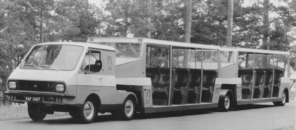 Автомобиль РАФ 3407, предназначенный для перевозки спортсменов и гостей столицы в Олимпийской деревне - Sputnik Латвия