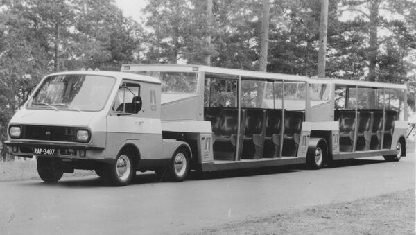 Автомобиль РАФ 3407, предназначенный для перевозки спортсменов и гостей столицы в Олимпийской деревне - Sputnik Латвия