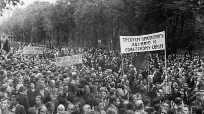 Демонстрация трудящихся города Риги, требующих присоединения Латвии к СССР. 1940 год