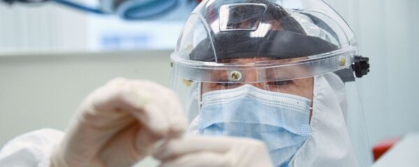 Сотрудник медицинской службы аэропорта Шереметьево проводит экспресс-тестирование на COVID-19 для пассажиров системой EMG Сотрудник медицинской службы аэропорта Шереметьево проводит экспресс-тестирование на COVID-19 для пассажиров системой EMG - Sputnik Latvija