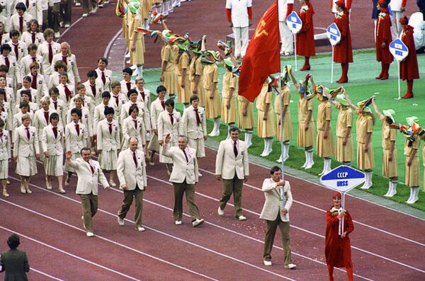 Джинсы и кроссовки: как Олимпиада-80 повлияла на моду в СССР - Sputnik Латвия