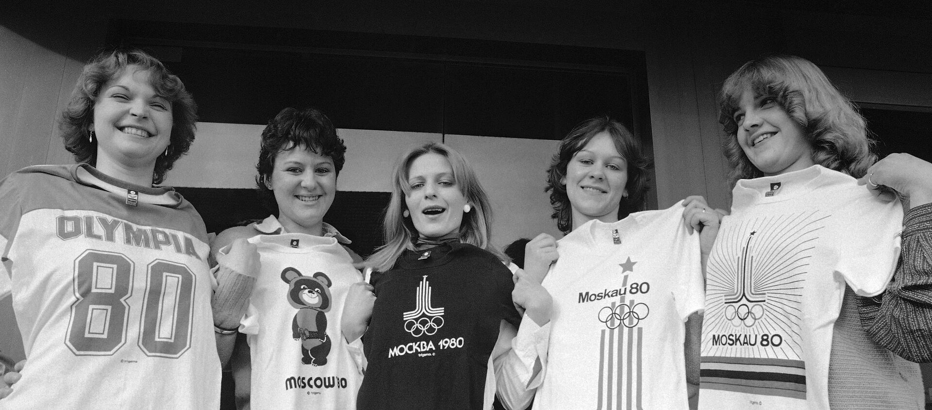 Девушки с футболками с эмблемами Олимпиады-80 - Sputnik Латвия, 1920, 26.07.2020