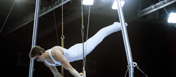 Александр Дитятин, абсолютный Олимпийский чемпион 1980 года по спортивной гимнастике, выполняет упражнение на кольцах. XXII летние Олимпийские игры. - Sputnik Латвия