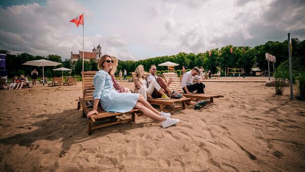 Искусственный пляж на площади Лукишкес в Вильнюсе - Sputnik Латвия