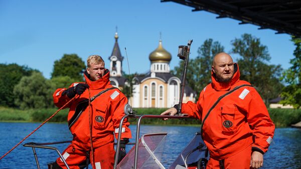 Учения Латвийской пожарно-спасательной службы по устранению разлива нефтепродуктов на воде - Sputnik Латвия
