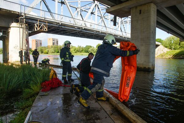 Нефть и риски: спасение водоема на территории Риги - Sputnik Латвия