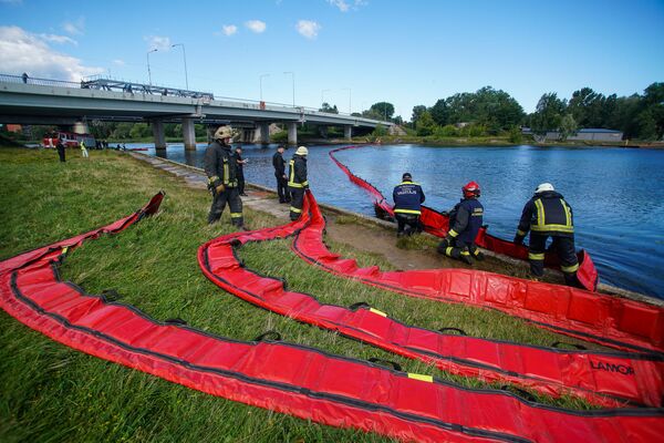 Нефть и риски: спасение водоема на территории Риги - Sputnik Латвия