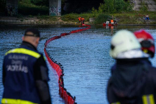 Нефть и риски: спасение водоема на территории Риги - Sputnik Латвия