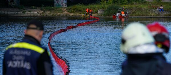 Учения Латвийской пожарно-спасательной службы по устранению разлива нефтепродуктов на воде Учения Латвийской пожарно-спасательной службы по устранению разлива нефтепродуктов на воде - Sputnik Латвия