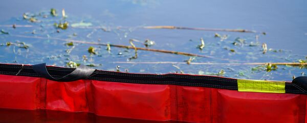 Учения Латвийской пожарно-спасательной службы по устранению разлива нефтепродуктов на воде - Sputnik Латвия